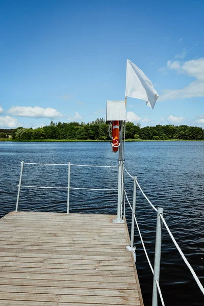 Een Meer Met Pier Punt Met Witte Vlag Reddingsboei Tijdens — Stockfoto