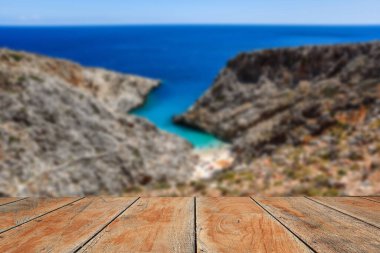 Yunanistan plajının önündeki kırsal ahşap masa bulanıklaştı