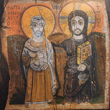 Wakefield, İngiltere - 13 Mayıs 2023: Wakefield 'deki Azizler Katedrali Kilisesi, nave, anıtlara, vitray pencerelere, banklara, simgelere, haçlara bakan iç manzara