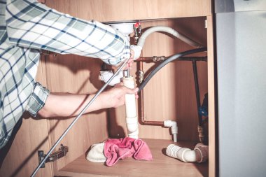 Erkek Tesisatçı Tıkalı Boruları Temizliyor