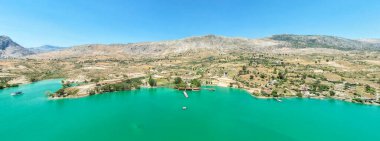Türkiye 'nin Akdeniz kıyı şeridi, yatlar, panoramik manzara, geniş açı,