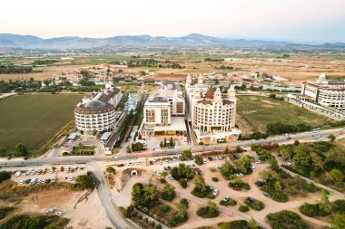 Taraf, Riolavitas Oteli, Türkiye, 10 Haziran 2024, Riolavitas ve diğerleri gibi üç ünlü otelin manzarası