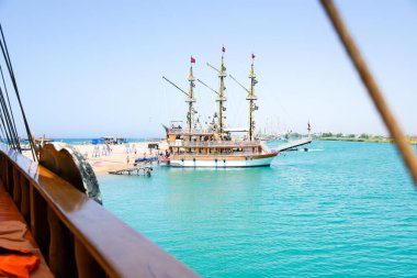 Taraf, Manavgat 10 Haziran 2024, Akdeniz kıyısı ve Manavgat Nehri üzerinde turistlerle birlikte korsan gemisi, ada ve yat olarak biçimlendirilen gemiler