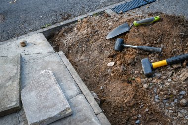 Kaldırım kenarı döşeme ve bina konseptine ayrıntı