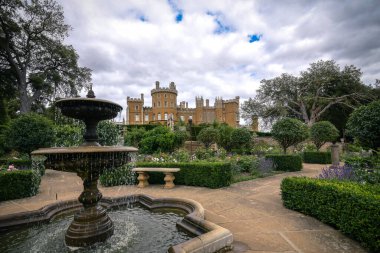 Grantham, Leicestershire, İngiltere... 22 Ağustos 2023: Kalenin dışında, Belvoir Kalesi sahte tarihi bir kale ve İngiltere 'nin Leicestershire şehrinde bir şato inşa edildi.