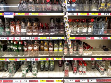 Hemsworth, İngiltere - 30 Kasım 2024: Hırsızları önlemek için metal ağlarda alkol paketleyen en büyük zincir süpermarket Tesco