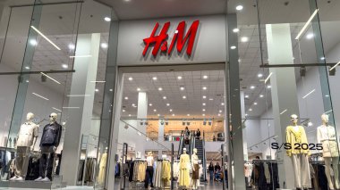 SHEFFIELD, İngiltere - 22 Mart 2025: Meadowhall alışveriş merkezindeki yeni H & M mağazası - Sheffield