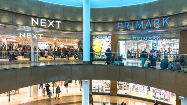 SHEFFIELD, İngiltere - 22 Mart 2025: Meadowhall alışveriş merkezi içindeki yeni NEXT mağazası - Sheffield