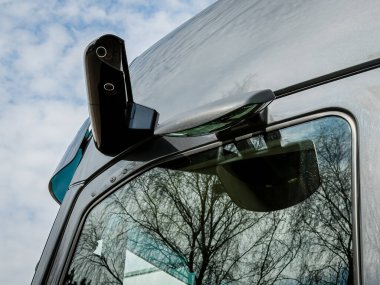 Bir HGV (kamyon / kamyon) üzerindeki modern bir dikiz aynası, çevreyi net bir dijital görüntü sağlıyor. Bu gelişmiş teknoloji sürücünün görünürlüğünü arttırır, güvenliği arttırır ve kör noktaları azaltır.