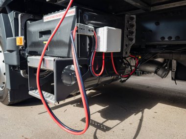 Kamyon ünitesi ve römorku arasındaki kablo bağlantısının detaylı bir görüntüsü. Bu temel kablolar fren, ışıklandırma ve iletişim sistemleri için güç ve sinyal iletir, güvenli ve verimli bir ulaşım operasyonu sağlar.