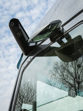 Bir HGV (kamyon / kamyon) üzerindeki modern bir dikiz aynası, çevreyi net bir dijital görüntü sağlıyor. Bu gelişmiş teknoloji sürücünün görünürlüğünü arttırır, güvenliği arttırır ve kör noktaları azaltır.