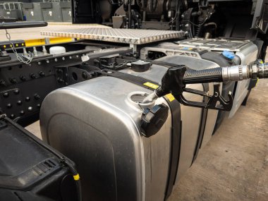 Kamyon mazotla doluyor. Depoya yakıt ikmali, büyük hortum hortumu.