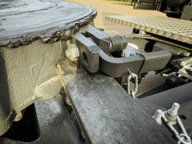 Bir HGV (kamyon / kamyon) üzerindeki beşinci tekerlek kilitleme mekanizmasını güvence altına alan bir köpek klipsinin yakın görüntüsü. Bu kritik bileşen güvenli bir römork bağlantısı sağlar, ışınlama sırasında kazara ayrılmayı önler.