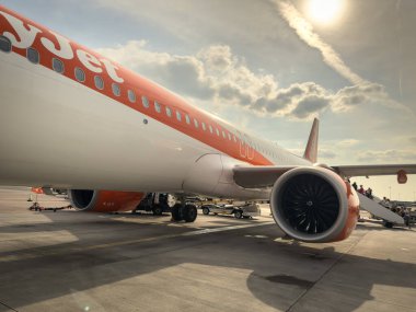 11 June 2015, UK Manchester: EasyJet airplane standing at the airport gate, prepared to receive passengers before departure.
