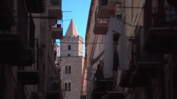 意大利西西里一条狭窄街道尽头的Cefalu大教堂塔的景观 — 图库视频影像
