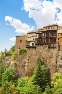 İspanya 'nın Cuenca kentindeki Huecar Nehri' nin üzerindeki Casa Colgadas Hung Evleri 'nin manzarası.