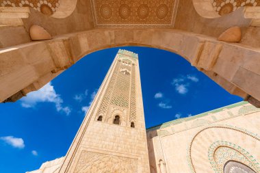 Ön cephe ve Kazablanka, Fas 'taki Hasan II camiinin yüksek minaresinin son derece alçak açılı görüntüsü