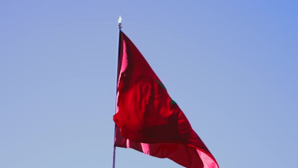 Bandera Nacional Roja Marruecos Contra Cielo Azul — Vídeos de Stock