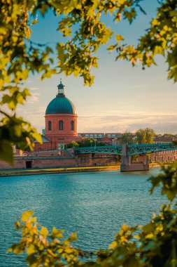 Toulouse, Fransa. Arka planda Garonne Nehri ve La Grave Kubbesi olan güzel şehir manzarası gün batımında