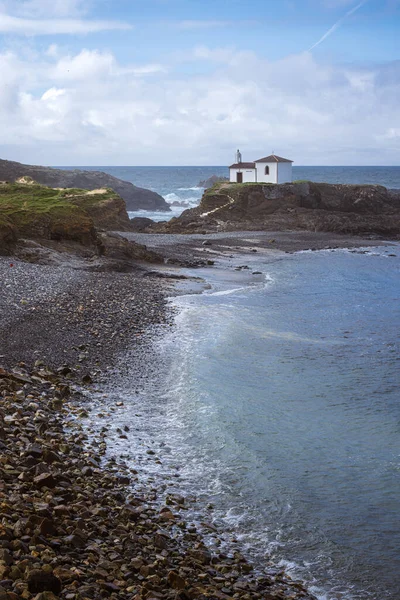 Atlantic Ocean Coastline Galiza Espanha Vista Panorâmica Uma Capela Branca — Fotografia de Stock