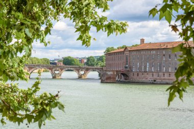 Toulouse, Fransa. Garonne nehri ve Neuf nehrinin manzarası