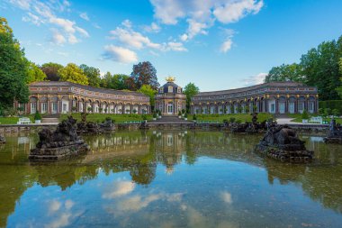 Bayreuth, Almanya. 3 Temmuz 2023. 1753 'te inşa edilen Yeni Saray manzarası bir gölete yansıdı.