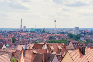 Arka planda Altstadt (Eski Şehir) ilçesi ve TV Kulesi 'nin yer aldığı Nürnberg kentsel manzarasının yükselişi