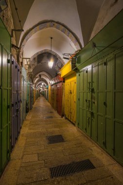 Kudüs 'ün eski kentindeki her dükkanın kapalı olduğu, geleneksel bir pazar manzarası.