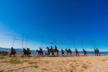 Alto del Perdn, İspanya. 8 Ağustos 2023. Hacıların anıtı. Metin çevirisi: Rüzgarın yolu yıldızlarınkiyle kesiştiği yer