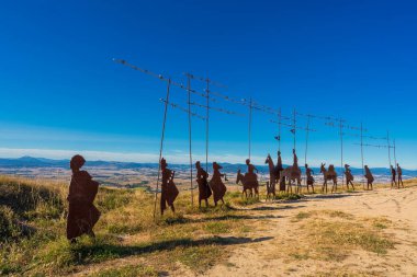 Alto del Perdn, İspanya. 8 Ağustos 2023. Hacıların anıtı. Metin çevirisi: Rüzgarın yolu yıldızlarınkiyle kesiştiği yer