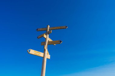 Alto del Perdn, İspanya. 8 Ağustos 2023. İspanyolca 'daki ünlü şehirlere uzaklıkları gösteren sinyal