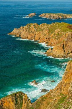 İspanya 'nın Galiçya kentindeki Kuzey Atlantik Okyanusu kıyısındaki kayalık kıyı manzarasına dikey bir bakış