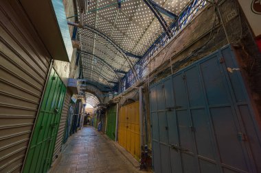 Kudüs, İsrail. 22 Eylül 2023. Kudüs 'ün Hristiyan Mahallesi' ndeki bir çarşaf manzarası, tüm dükkanların kapalı olduğu yer..