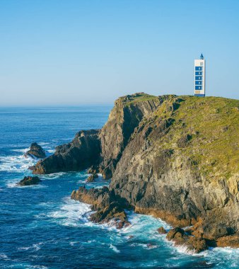 Frouxeira Deniz Feneri Atlantik Okyanusu 'na açılan bir tepenin üstünde.