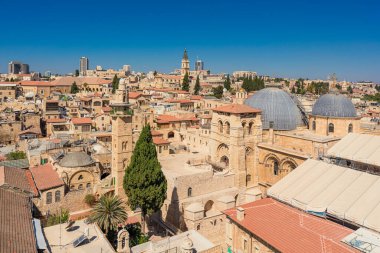 Kudüs Hristiyan Mahallesi 'nin panoramik manzarasında Kutsal Mezar Kilisesi ve Ömer Camii yer almaktadır.