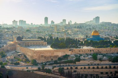 Kudüs 'ün manzaralı manzarası, üç ana tek tanrılı dinin başkenti Hristiyanlık, İslam ve Yahudiliğin.