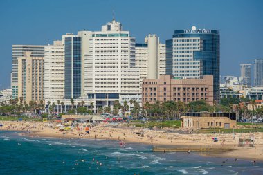 Tel Aviv, İsrail. Sep 29, 2023. Şehir plajının manzarası. Sıcak günlerde, turistler güneşlenmek ya da yüzmek gibi deniz aktiviteleri yapıyorlar.