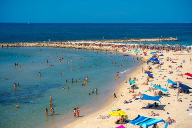 Tel Aviv, İsrail. 30 Eylül 2023. İnsanlar sahilde sıcak bir günün tadını çıkarırlar.