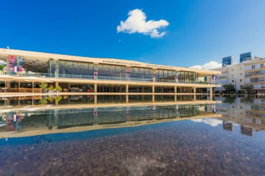 Tel Aviv, İsrail. 30 Temmuz 2023. Charles Bronfman Oditoryumu suya yansıdı. Şehirdeki en büyük konser salonudur.