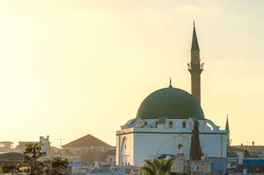İslami bir bina, bir cami, altın saatinde minare ve kubbenin yer aldığı binalardan çok uzakta.