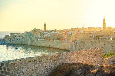 İsrail 'de tarihi bir şehir olan Acre' nin manzarası, altın saat boyunca.