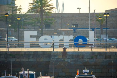 Ferrol, İspanya. 11 Ekim 2023. Limanda Ferrol City Tabelası