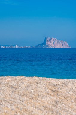 İspanya 'nın Calpe kentinde Penon de Ifach ve Akdeniz manzarası