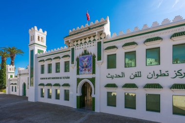 Tetouan, Fas. 26 Ocak 2024. İspanyolca ve Arapça yazılmış Tetouan Modern Sanatının dış görünüşü, eski tren istasyonu 