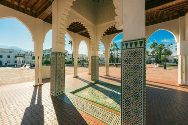 Feddan, Tetouan 'daki Mechouar Meydanı olarak da bilinir. Etrafı beyaza boyanmış evlerle çevrilidir.
