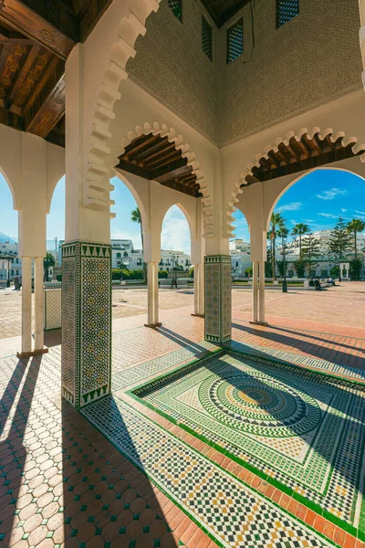 Feddan, Tetouan 'daki Mechouar Meydanı olarak da bilinir. Etrafı beyaza boyanmış evlerle çevrilidir.