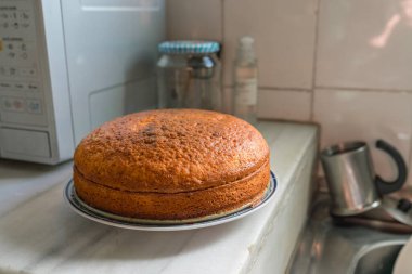 Gerçek bir mutfakta taze pişmiş kek.