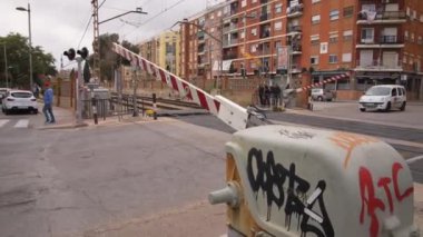 Alfafar, İspanya. 20 Mart 2024. Tren geçişindeki engeller kaldırılır ve trafiğin dolaşmasına izin verilir.