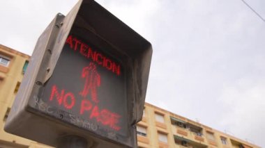 Alfafar, İspanya. 20 Mart 2024. Kırmızı ışık bir kentsel trenin gelişi hakkında uyarıda bulunuyor