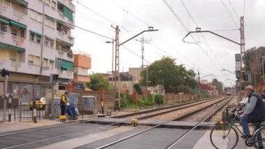 Hızlı bir tren geçiyor.